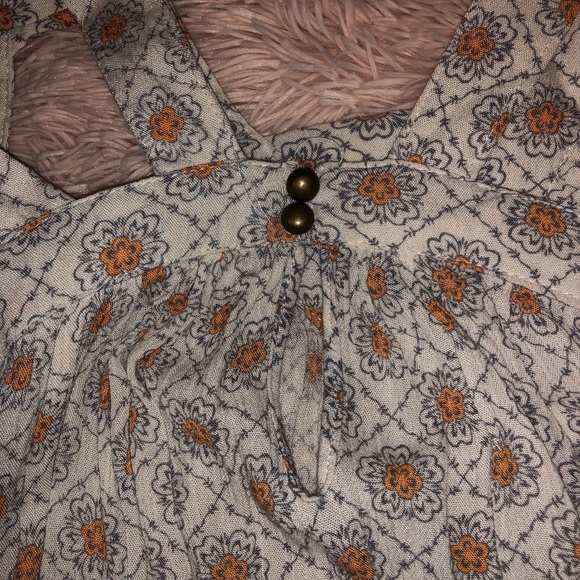 Cute Blouse - Picture 4 of 4